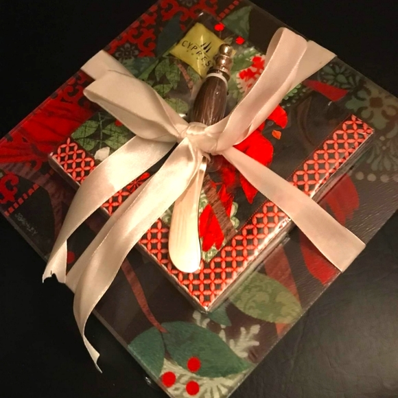 NAPKINS, GLASS CUTTING BOARD AND SPREADER... - Picture 1 of 4